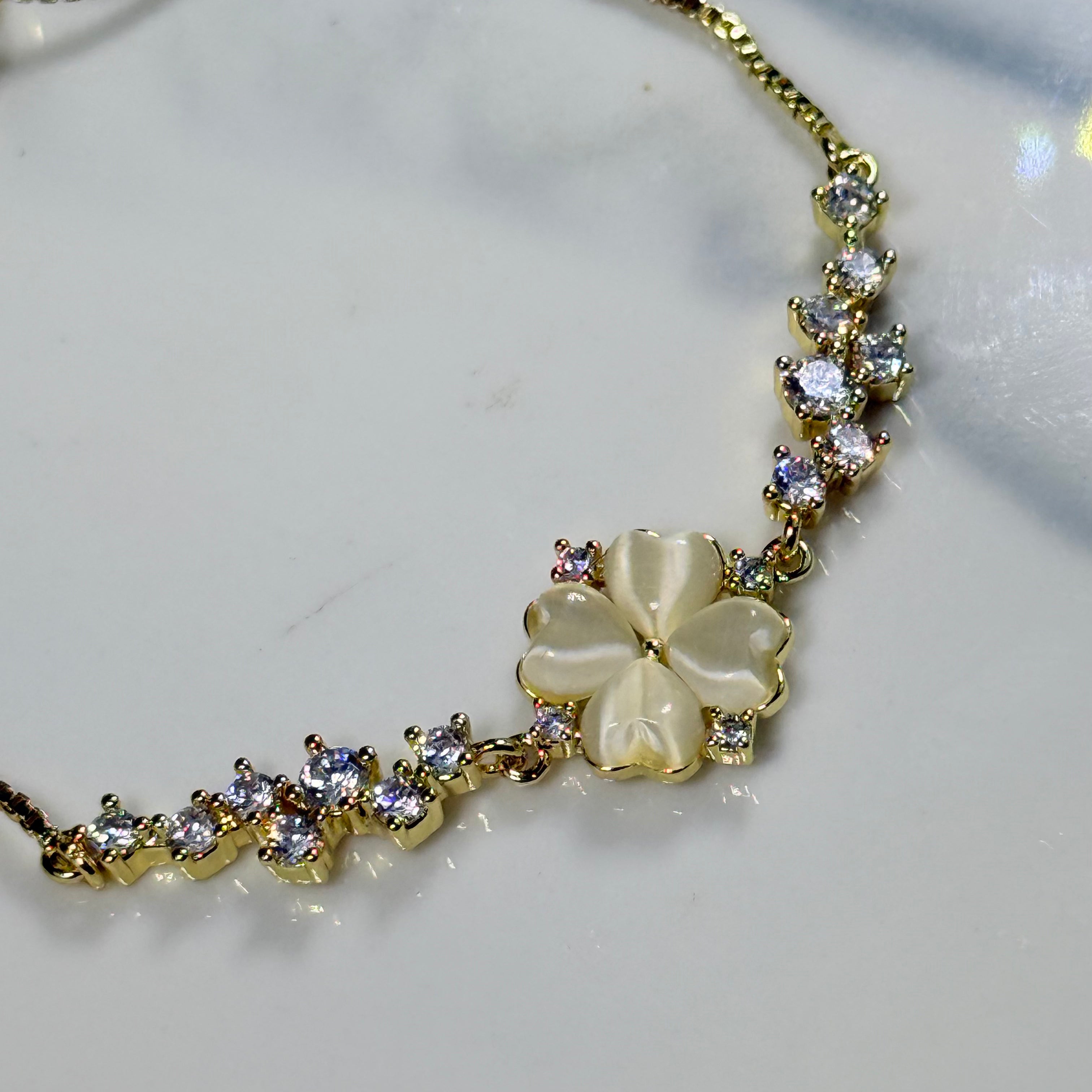 Cat's Eye Clover Crystal Bracelet (Gold)