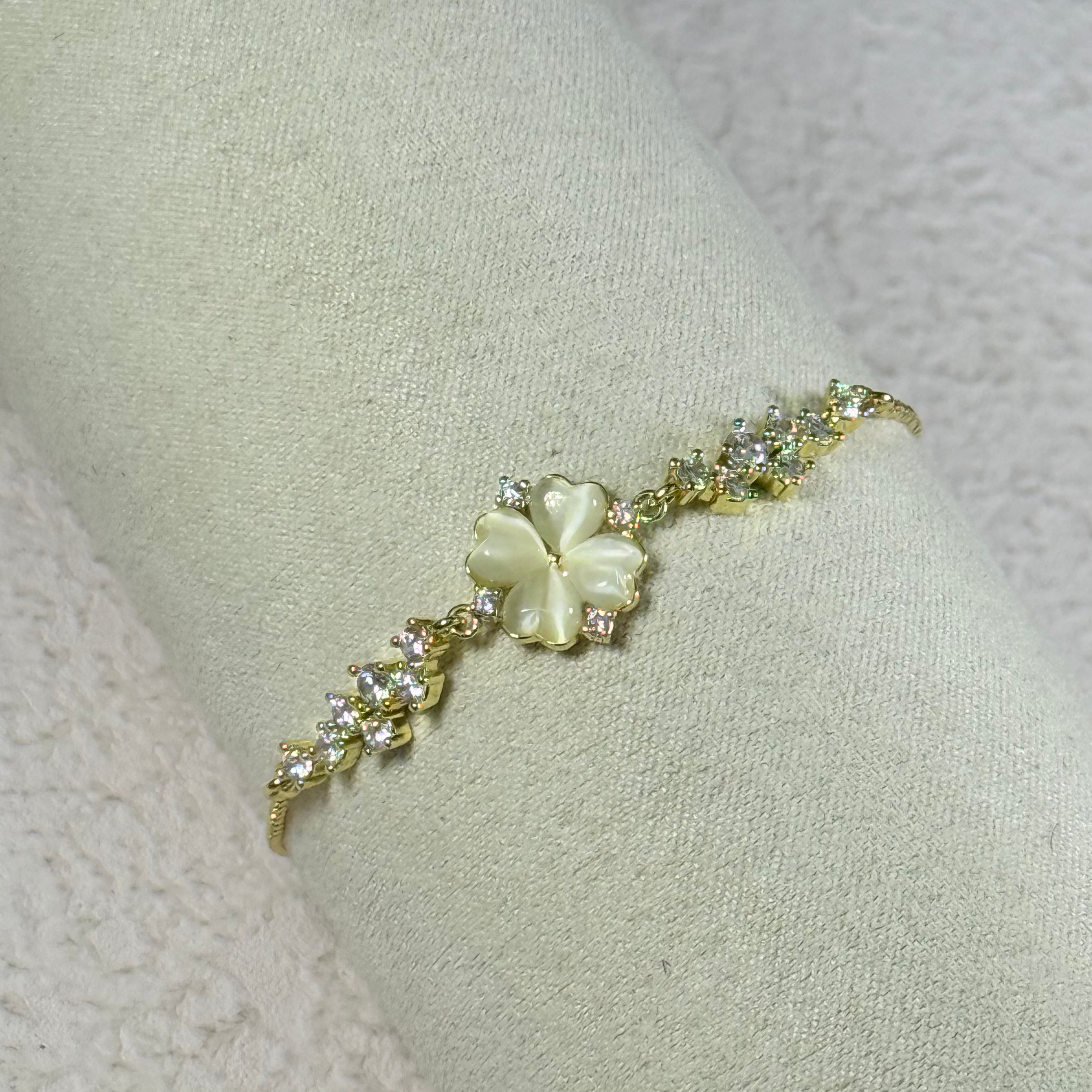 Cat's Eye Clover Crystal Bracelet (Gold)