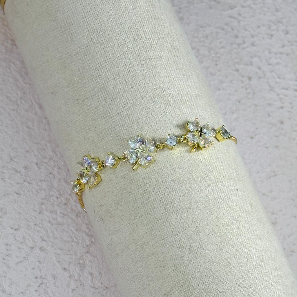 Sparkling Trio Clover Bracelet (Gold)