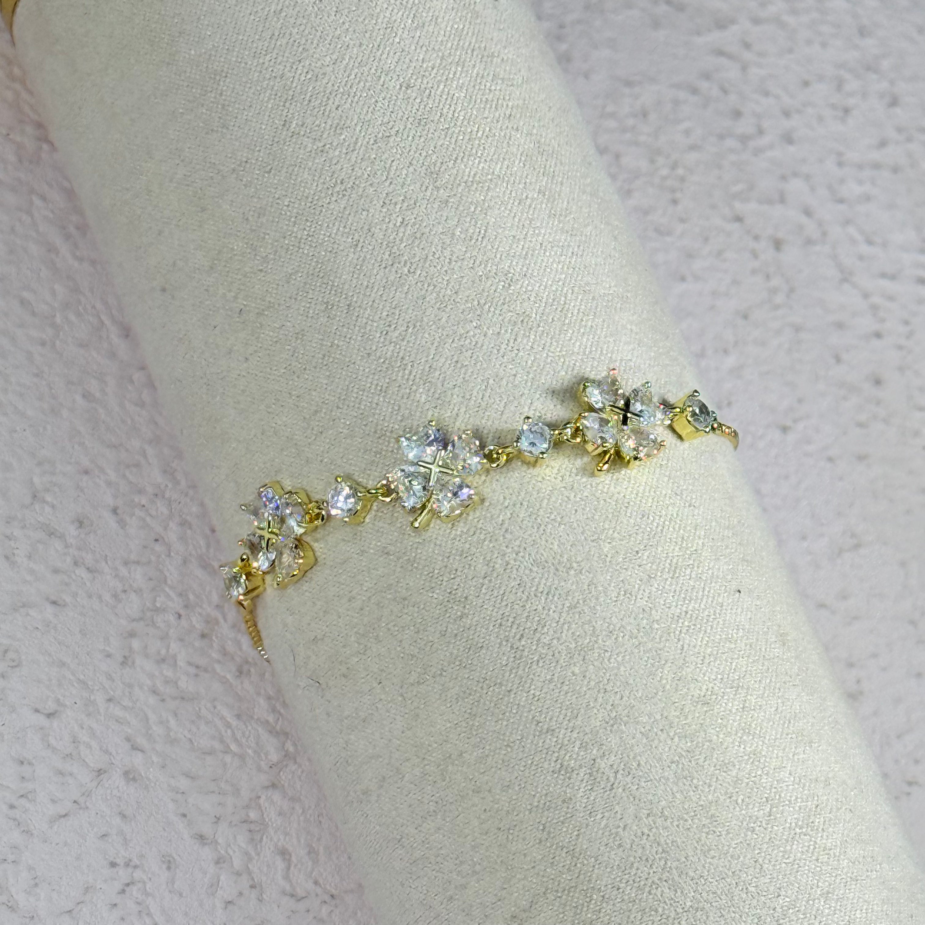 Sparkling Trio Clover Bracelet (Gold)